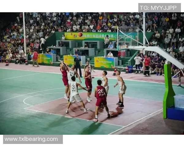 篮球球星现场观看中国足球比赛感受独特氛围与球场激情