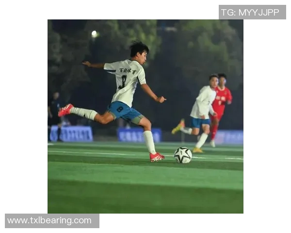 足球巨星花式脚踢篮球展示惊人控球技巧引全场喝彩